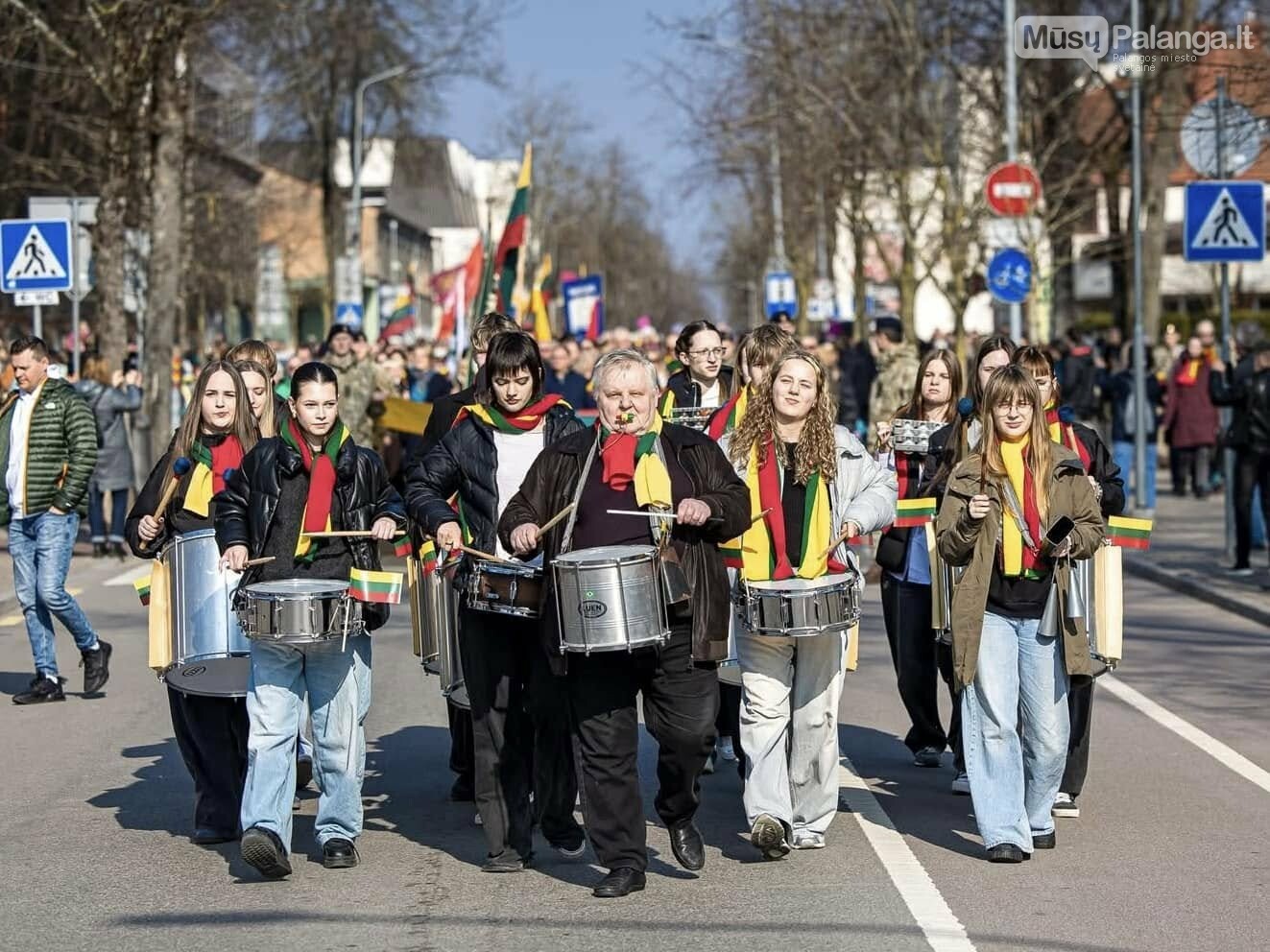 Gimnazijos būgnininkai mušė ritmą šventinėje „Laisvės bangos“ eisenoje. Aldo Kazlausko nuotr.