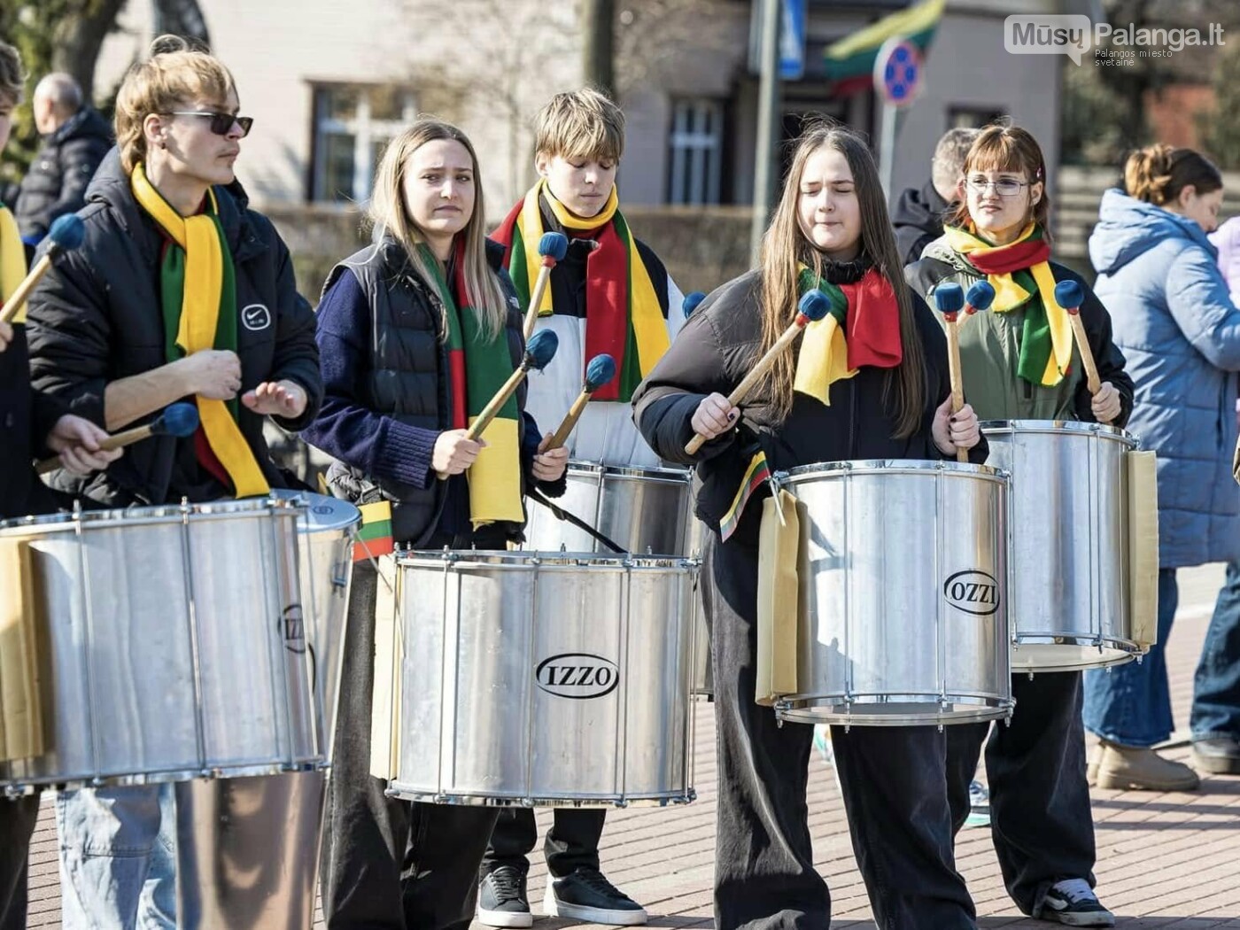 Gimnazijos būgnininkai mušė ritmą šventinėje „Laisvės bangos“ eisenoje. Aldo Kazlausko nuotr.