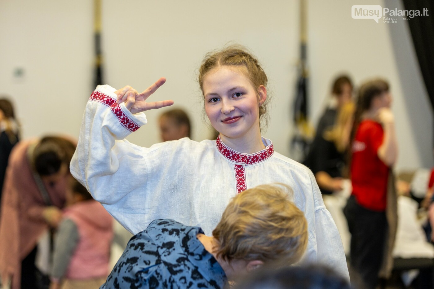 Abiturientų ir vienuoliktokų šokis „Laisvės žiedų“ koncerte. Radvilės Kucevičiūtės nuotr.