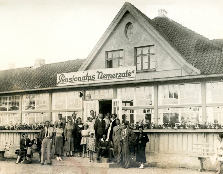 Veronika Šleivytė (stovi 1-a dešinėje) Nemirsėtos pensionate „Nemer... Veronika Šleivytė (stovi 1-a dešinėje) Nemirsėtos pensionate „Nemerzatė“ mėgdavo poilsiauti su savo draugais ir bičiuliais. Veronikos Šleivytės nu...