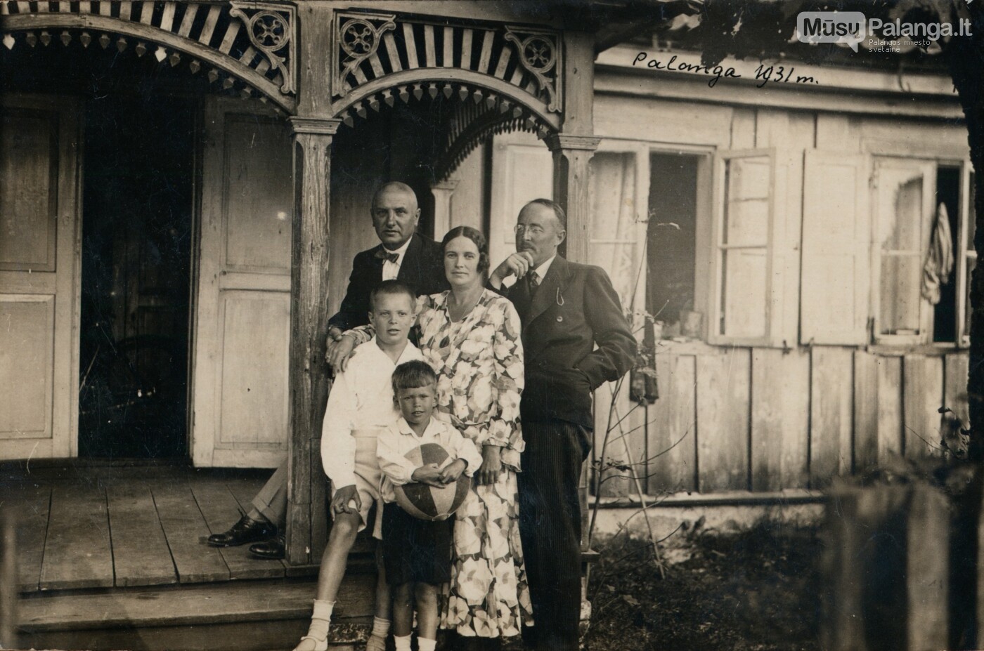 Marijonas ir Eugenija Daujotai su sūnumis Aleksandru (laiko kamuolį... Marijonas ir Eugenija Daujotai su sūnumis Aleksandru (laiko kamuolį) ir Vladislovu bei Boleslovas Gedgaudas (už jų) įsiamžinę prie prof. Vlado Jurg...