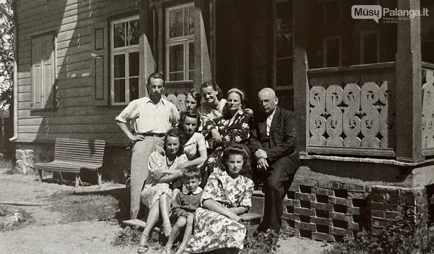 Gedgaudų šeima Palangoje prie vilos „Gegutė“. Stovi iš kairės: Vikt... Gedgaudų šeima Palangoje prie vilos „Gegutė“. Stovi iš kairės: Viktoras Gedgaudas, Eugenijus Gedgaudas, Rūta ir Sofija Gedgaudienės, Juozas Gedgaud...