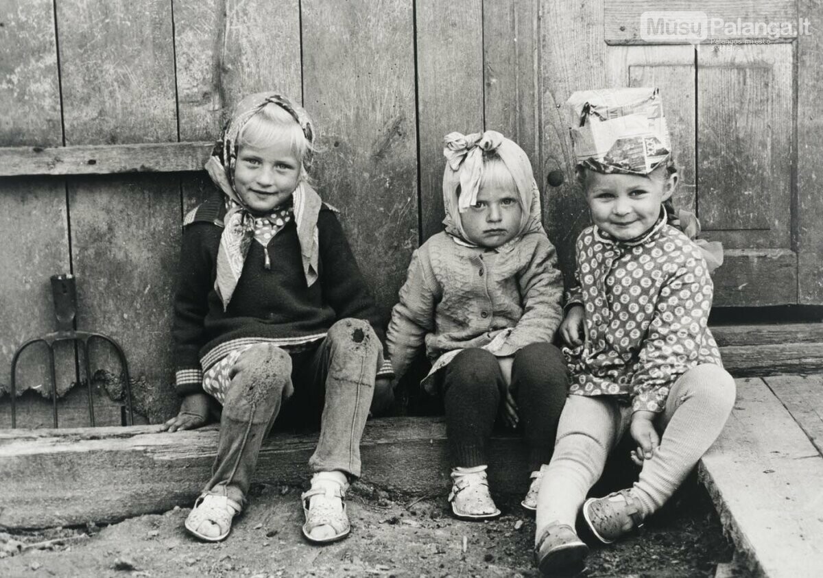 Su draugėmis, 1974 m. / Rimaldo Vikšraičio / LNM nuotr.