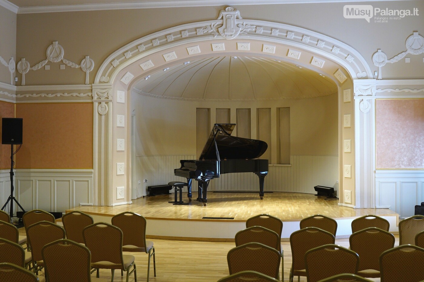 Palangos kurhauzo koncertų salės scena. Fortepijonas „Bechstein B228“ / Manoji Lietuva / Alvydas Seniūnas / 2025 m.