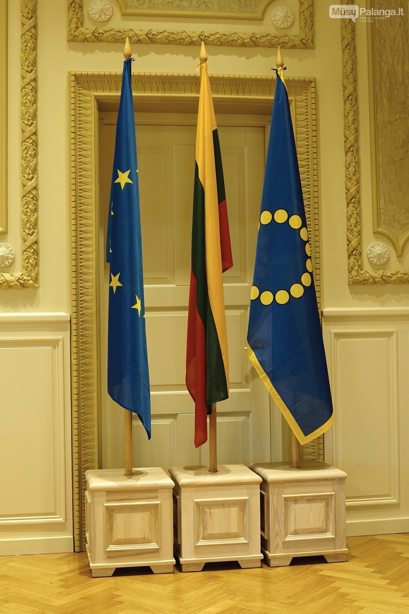 Palangos kurhauzo ceremonijų salė. ES, Lietuvos Respublikos ir Palangos vėliavos / Manoji Lietuva / Alvydas Seniūnas / 2025 m.
