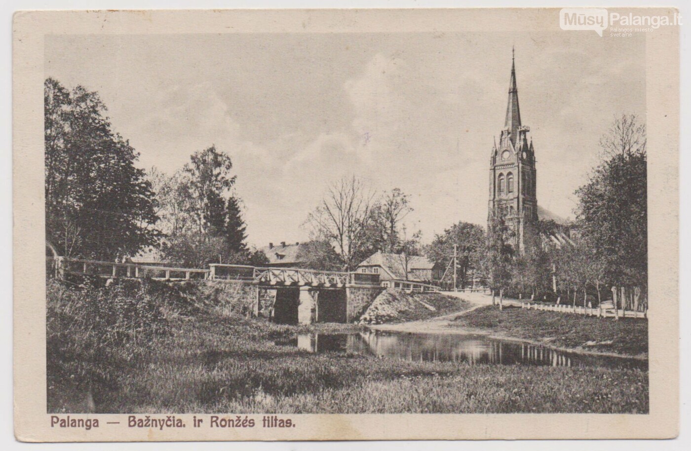 Palangos Švč. Mergelės Marijos Ėmimo į dangų bažnyčia ir tiltas per Rąžės upę (~1925 m.) Paulinos Mongirdaitės nuotr., Trakų istorijos muziejus