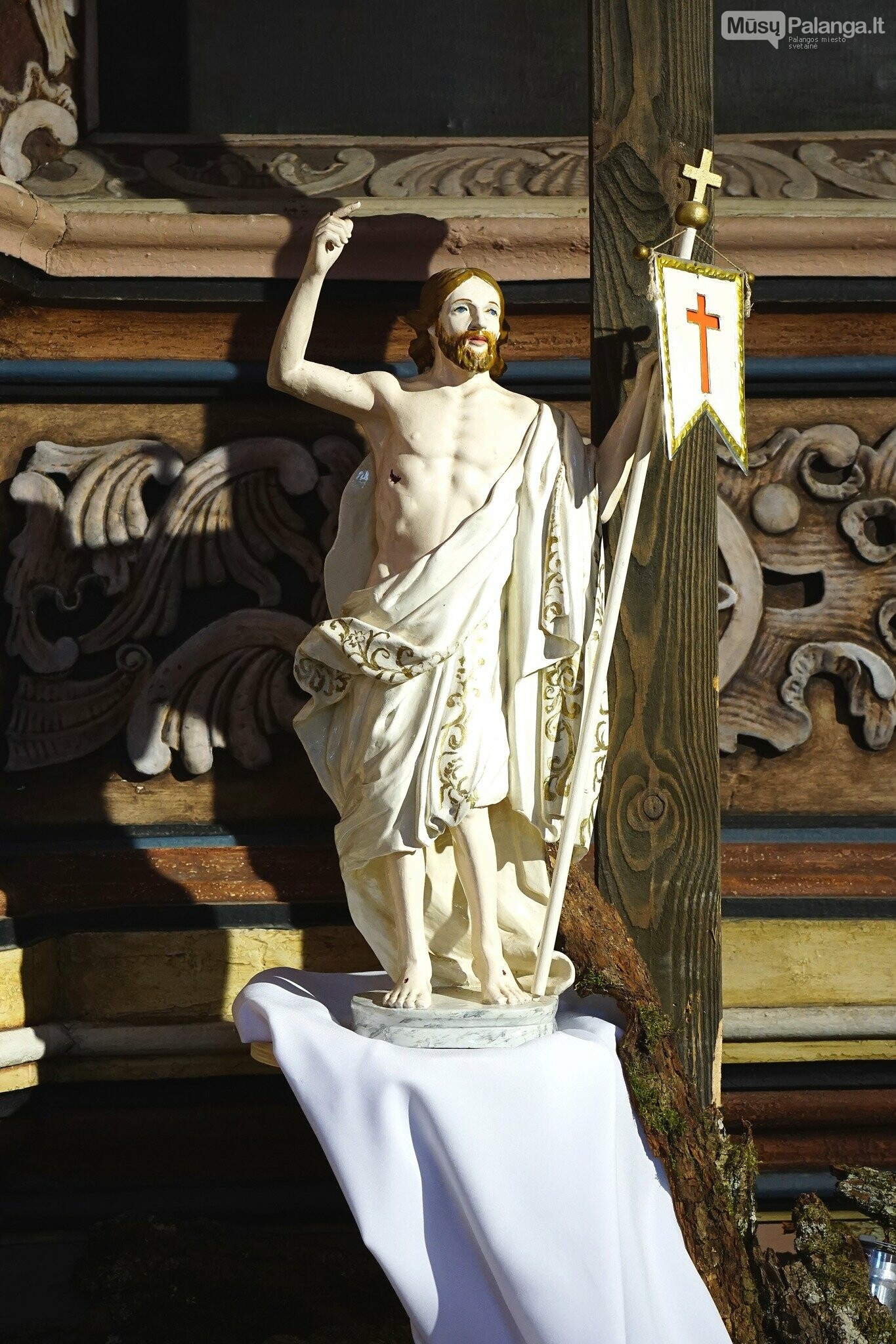 Palangos Švč. Mergelės Marijos Ėmimo į dangų bažnyčia. Mirtį nugalėjęs - medinė prisikėlusio Kristaus skulptūrėlė © Manoji Lietuva, Alvydas Seniūna...