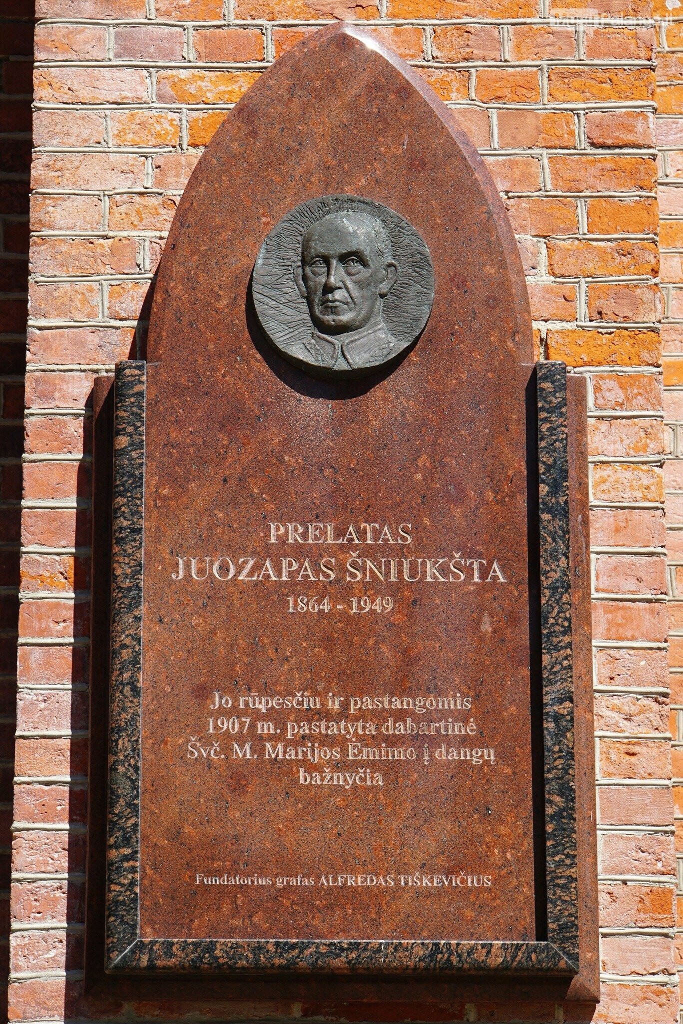 Memorialinė lenta Palangos Švč. Mergelės Marijos Ėmimo į dangų bažnyčios statytojui prelatui Juozapui Šniukštai © Manoji Lietuva, Alvydas Seniūnas...