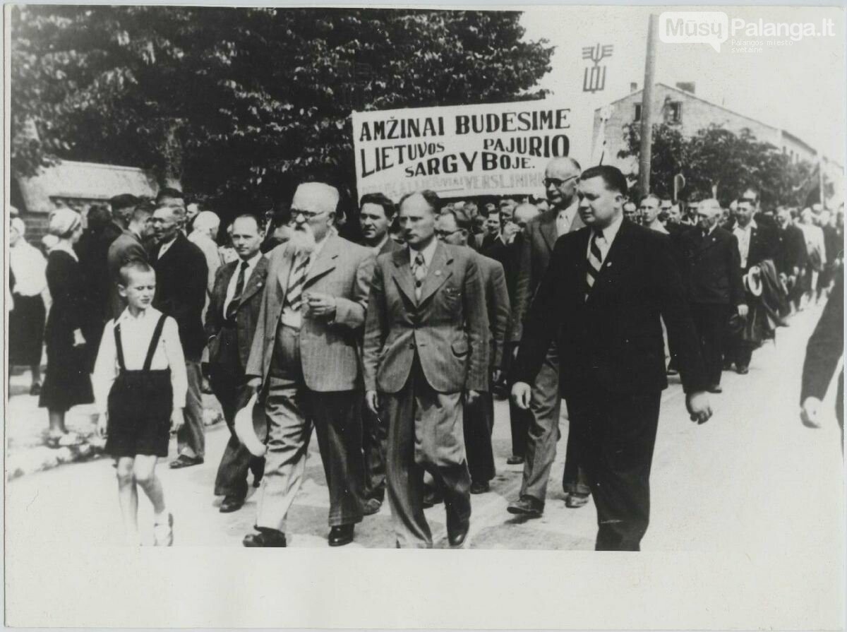 Eisena Palangoje. Priekyje Jonas Šliūpas su sūnumi Vytautu Šliūpu, 1939 m. LNM nuotr.
