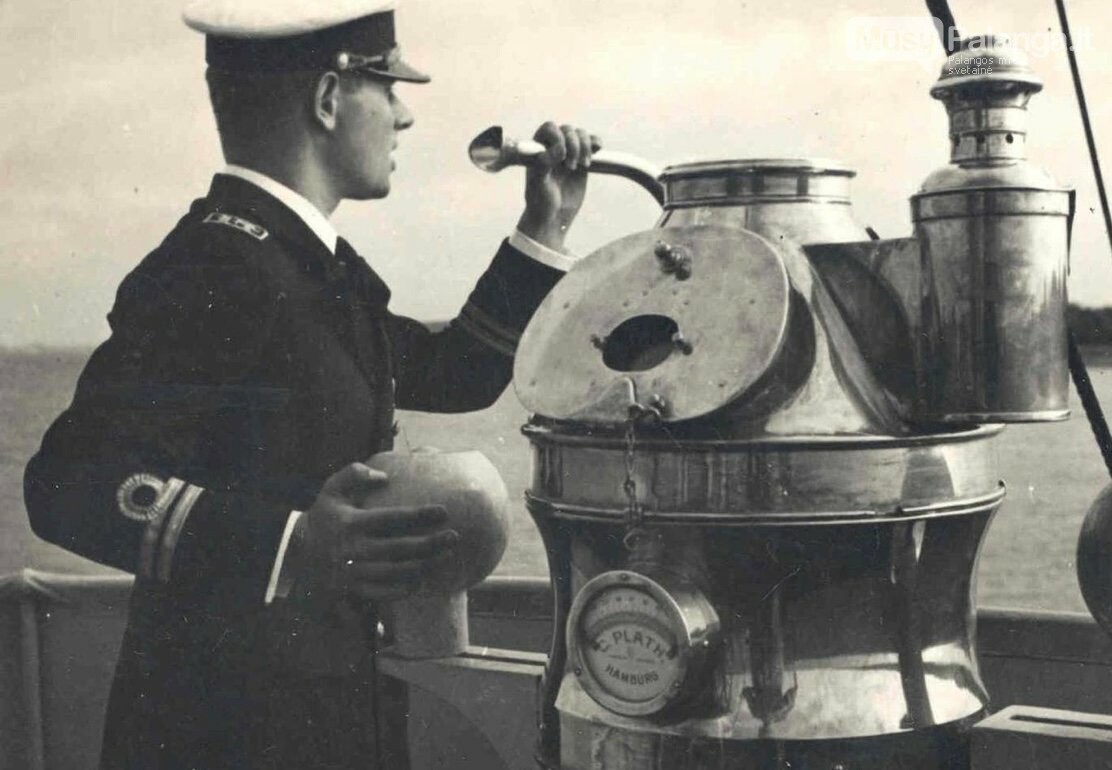 Karo laivo „Prezidentas Smetona“ kapitonas Povilas Labanauskas laivo denyje vadovauja jūrininkams.  1939–1940 m. Lietuvos jūrų muziejaus rinkinys