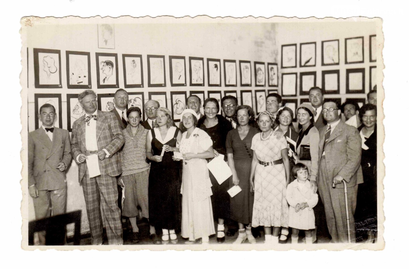 L. Kagano (kairėje) debiutinės parodos atidarymas Palangoje. 1932 m... L. Kagano (kairėje) debiutinės parodos atidarymas Palangoje. 1932 m. liepos 28 d.