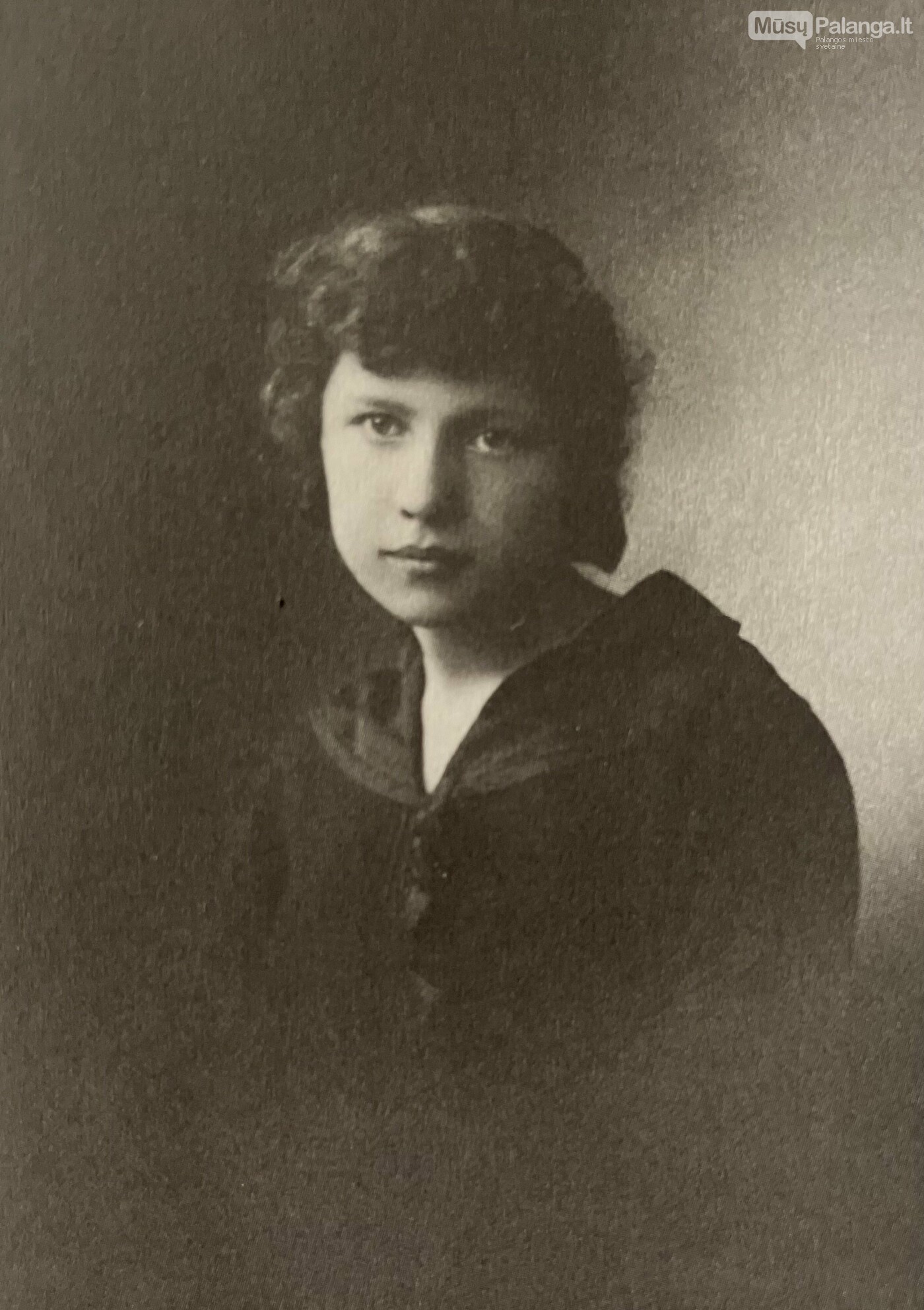 Elena Smetonaitė – Kauno Saulės gimnazijos absolventė. 1922 m. Meil... Elena Smetonaitė – Kauno Saulės gimnazijos absolventė. 1922 m. Meilutės Raštikytės-Alksnienės archyvas