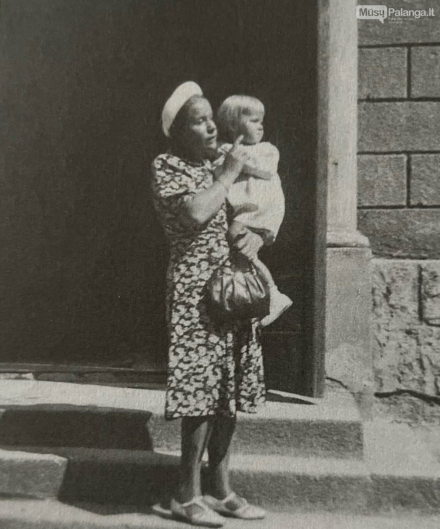 Elena Raštikienė su dukra Meilute prie Kretingos katalikų bažnyčios... Elena Raštikienė su dukra Meilute prie Kretingos katalikų bažnyčios. 1939 m., Meilutės Raštikytės-Alksnienės archyvas