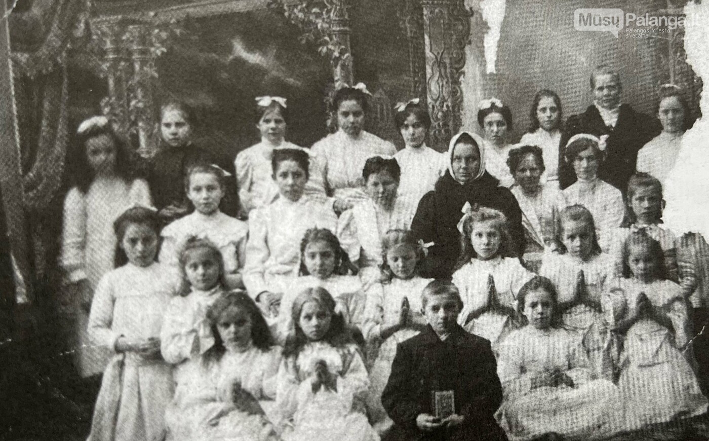 Seserys Emilija (antroje eilėje pirma iš dešinės) ir Elena (antra i... Seserys Emilija (antroje eilėje pirma iš dešinės) ir Elena (antra iš dešinės) Kretingos katalikų bažnyčioje per atlaidus ir šventes barstydavo gėle...