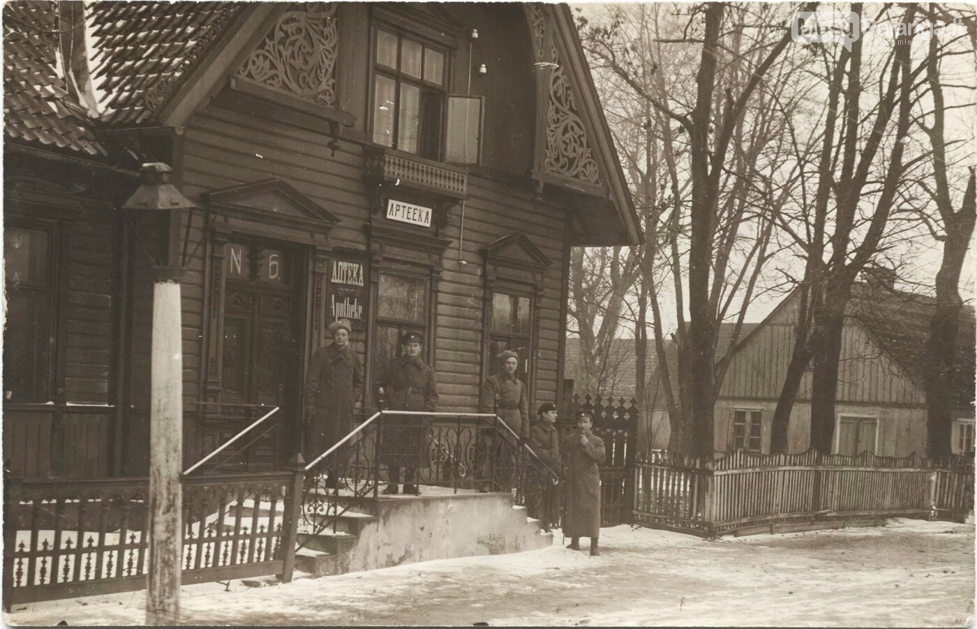 Latvijos karinės įgulos karininkai prie Palangos senosios vaistinės 1920 m. Lietuvos nacionalinio muziejaus nuotrauka