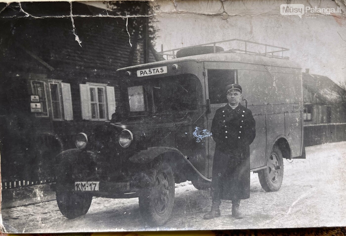 Povilas Sabaliauskas prie Lietuvos pašto furgono „Ford AA“ 1930. XX a. 4-as deš.  Sabaliauskų šeimos archyvas