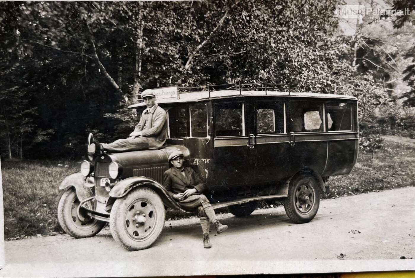 Atokvėpio valandėlė. Povilas Sabaliauskas (dešinėje) su konduktoriumi prie autobuso „Ford AA“ 1928 Kretinga–Palanga. XX a. 4-as deš.  Sabaliauskų š...