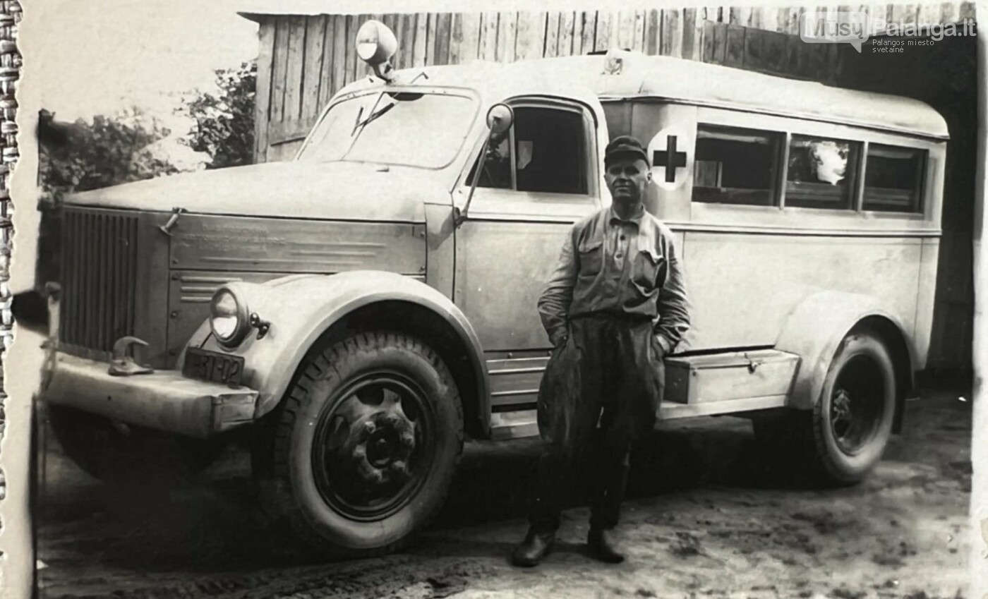 Povilas Sabaliauskas sovietmečiu vairavo Kretingos ligoninės greitosios pagalbos automobilį „GAZ 51“. XX a. 6-as deš.  Sabaliauskų šeimos archyvas