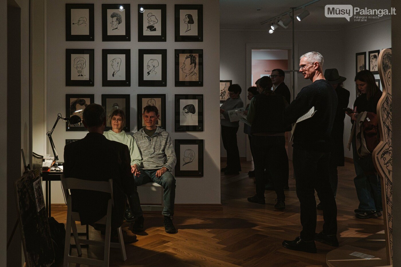 Ramūnas Vaitkus parodos atidaryme tęsė L. Kagano tradiciją ir šaržavo svečius. Fot. Inesa Milk.