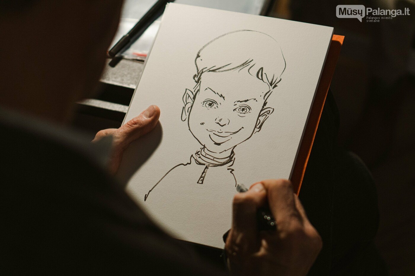 Ramūnas Vaitkus parodos atidaryme tęsė L. Kagano tradiciją ir šaržavo svečius. Fot. Inesa Milk.