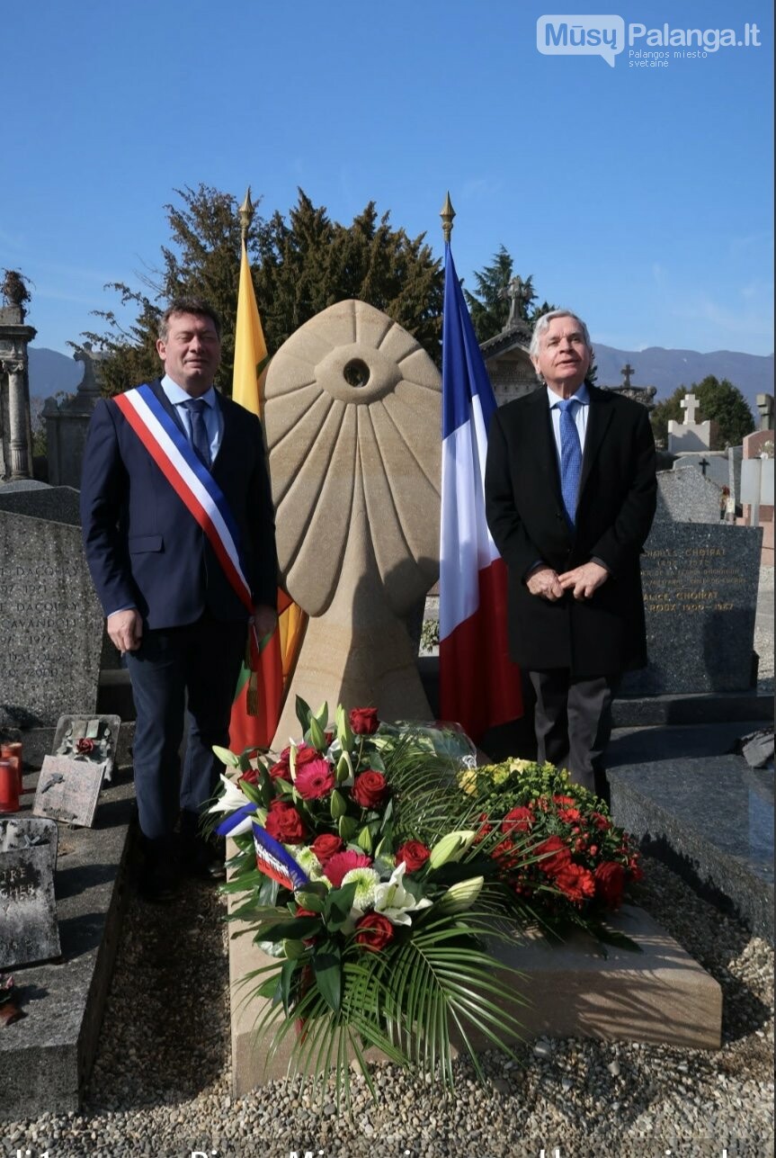 Lietuvos garbės konsulas Lione Pierre Minonzio (dešinėje) ir Eks le Beno miesto meras Renaud Beretti pagerbė Ernesto Galvanausko atminimą jo 140-jų...