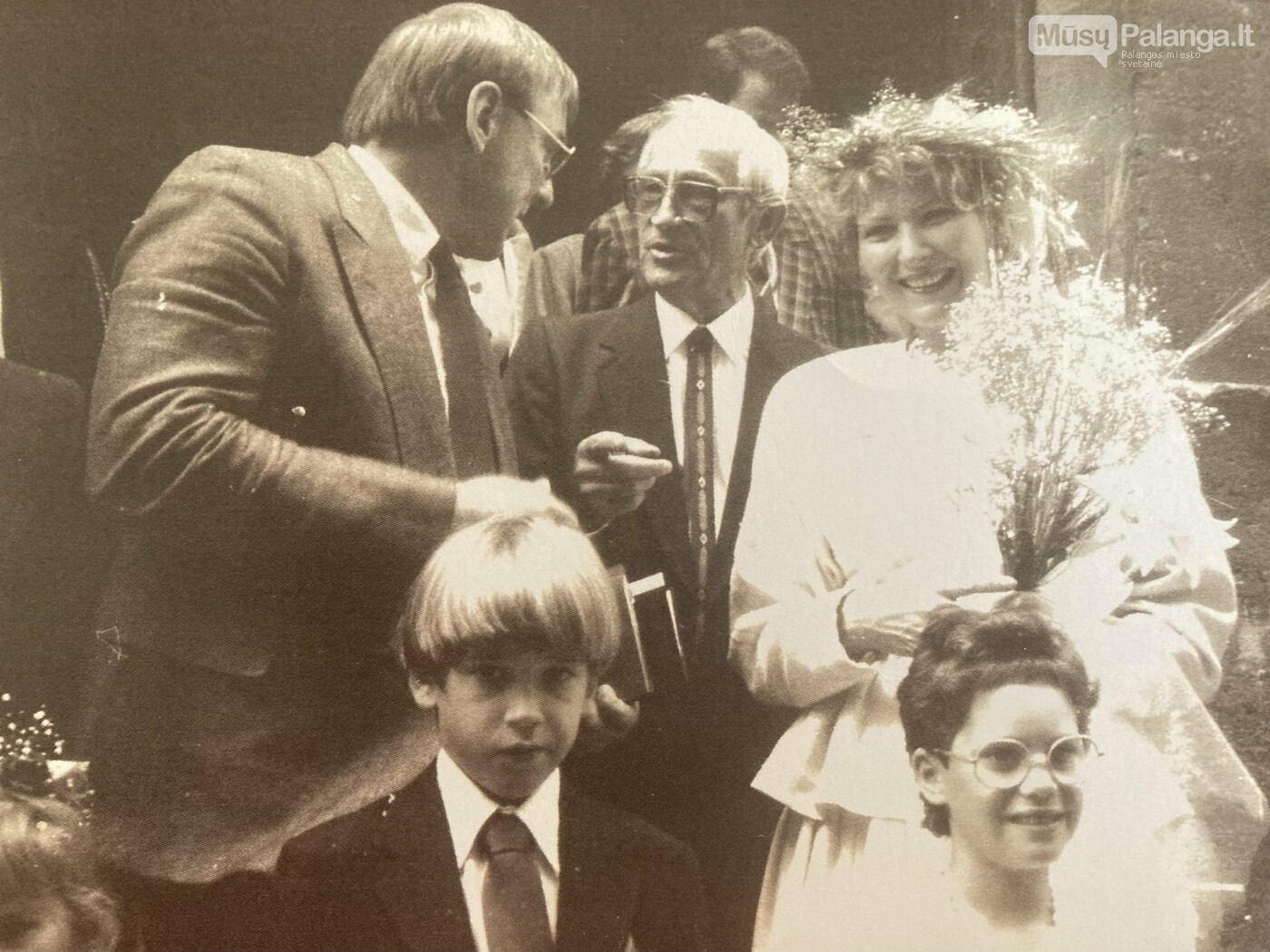 Po Karolinos Masiulytės ir Arūno Paliulio vestuvių ceremonijos Paryžiuje 1987 m. rugpjūčio 8 d. Centre kunigas Jonas Petrošius, žemiau kairėje Mart...