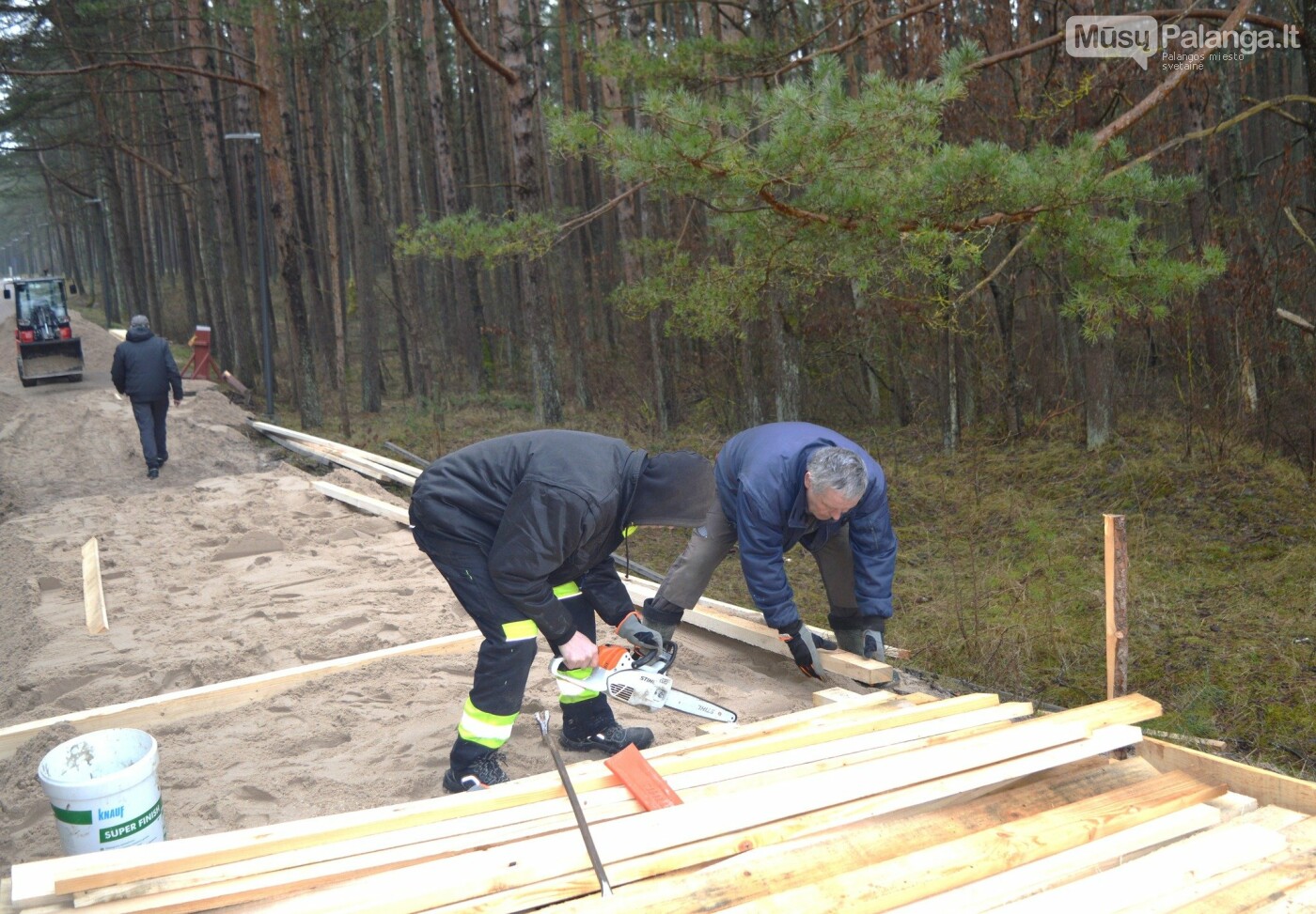 Paplūdimiuose prasidėjo pasirengimo vasarai darbai – atnaujinami mediniai takai, nuotrauka-1
