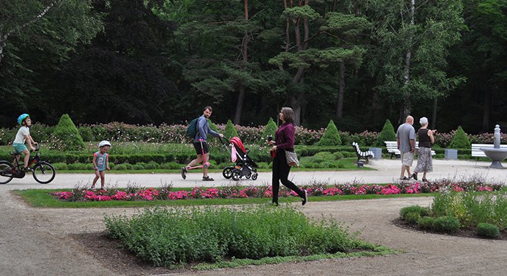 Žydintis Palangos Birutės parkas nuvilioja turistus iš J.Basanavičiaus gatvės (nuotraukų albume - parkas šiandien), nuotrauka-21