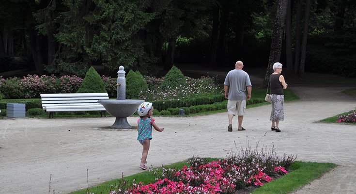 Žydintis Palangos Birutės parkas nuvilioja turistus iš J.Basanavičiaus gatvės (nuotraukų albume - parkas šiandien), nuotrauka-8