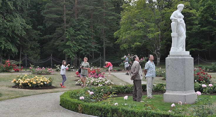 Žydintis Palangos Birutės parkas nuvilioja turistus iš J.Basanavičiaus gatvės (nuotraukų albume - parkas šiandien), nuotrauka-17