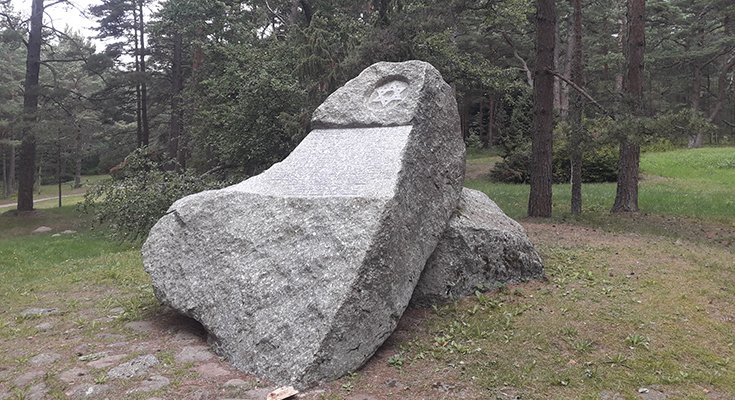 Paminklą, menantį žydų žudynių vietą, niokojo plaktuku, nuotrauka-1