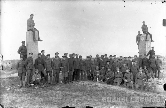 Žemgalos artilerijos pulko kariai prie senosios Rusijos-Prūsijos sienos Nemirsetoje 1920 m. Latvijos nacionalinės bibliotekos archyvas