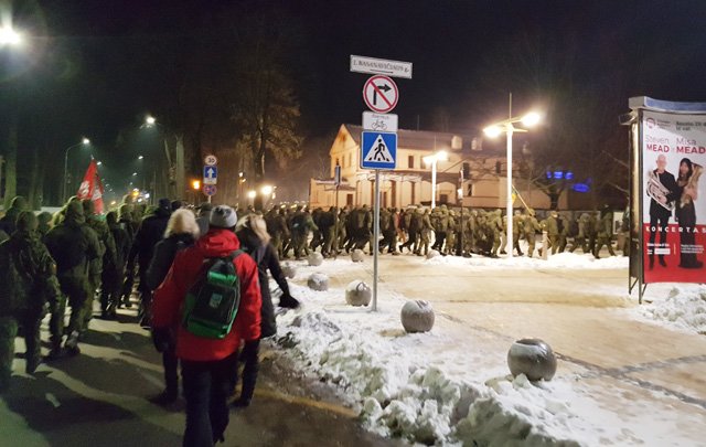 Lygiai 22 val. įspūdingas žmonių skaičius pėsčiomis pajudėjo iš Pal... Lygiai 22 val. įspūdingas žmonių skaičius pėsčiomis pajudėjo iš Palangos link Klaipėdos. „V.P.“ nuotr.
