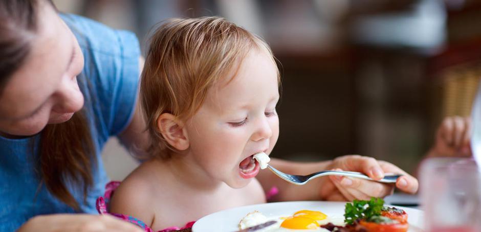 Specialistai perspėja: neverskite vaikų valgyti to, ko jie nenori