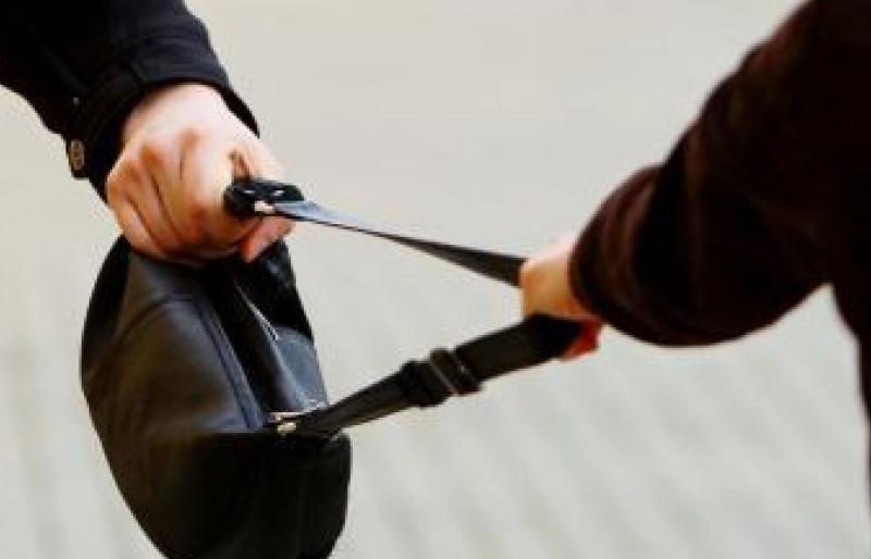 Bibliotekoje apsvaigęs vyrukas pagrobė darbuotojos rankinę. Asociat... Bibliotekoje apsvaigęs vyrukas pagrobė darbuotojos rankinę. Asociatyvi nuotr.