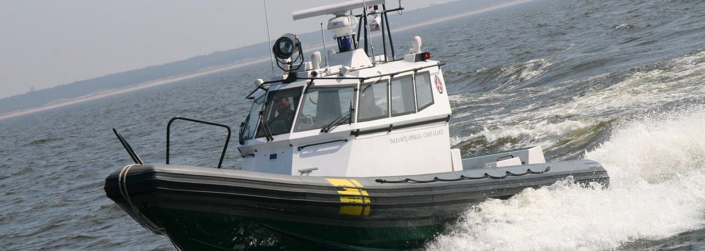 Pasieniečių pakrančių apsaugos kateris pargabeno nuo buvimo vandenyje smarkokai apirusius asmens palaikus. Lrytas.lt nuotr.