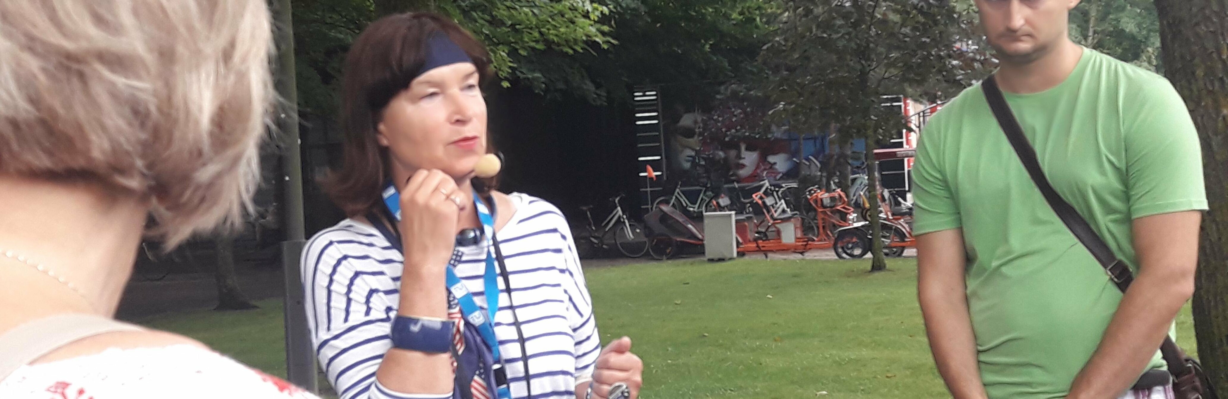 Pamačius diktofoną, aukščiausiosios kategorijos gidės A. Martinkėnienės veidas pasikeitė, prieš žurnalistą buvo kiršinama ir ekskursantų minia. „V....