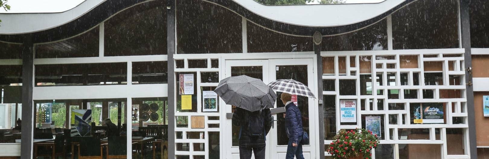 Palangos simbolis poilsiautojus vilioja ir per kaitrą, ir per liūtį  Palangos simbolis poilsiautojus vilioja ir per kaitrą, ir per liūtį