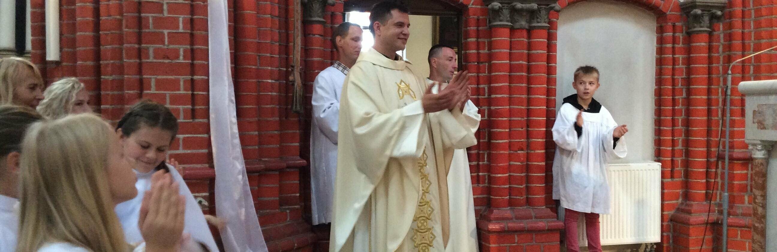 Aidint ovacijoms, kurorto vadovas įteikė klebonui M.Venskui Algimanto Pociaus ir jo komandos iš gintaro padarytą įspūdingą Palangos bažnyčios kopij...