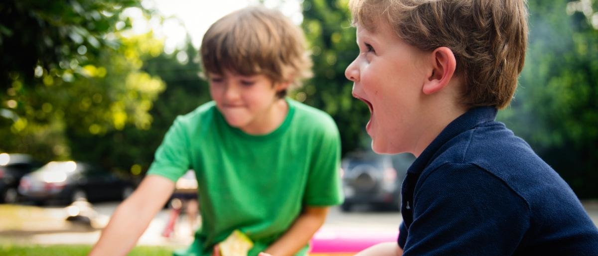 Jūsų vaiko bendravimas svarbiau nei pažymiai mokykloje! Štai 5 priežastys, kodėl