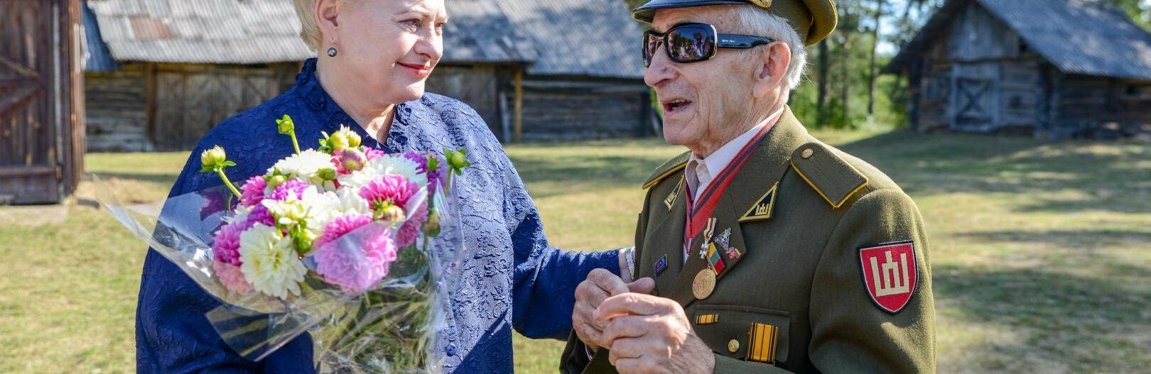 Prezidento kanceliarijos nuotr./ Robertas Dačkus / Šalies vadovė susitiko partizanu Juozu Jakavoniu-Tigru