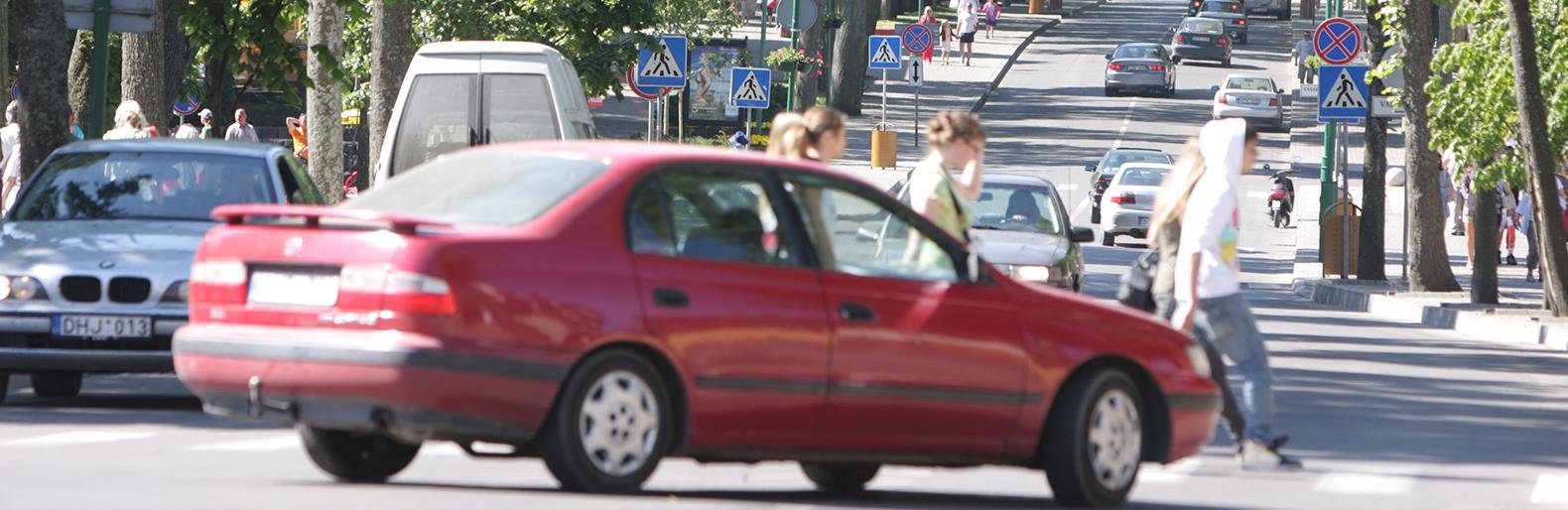 Į Palangą ilgesniam laikui atvykę žmonės pasigenda automobilio stovėjimo aikštelių, sunku rasti statymo vietą kiemuose. „V.P.“ nuotr.