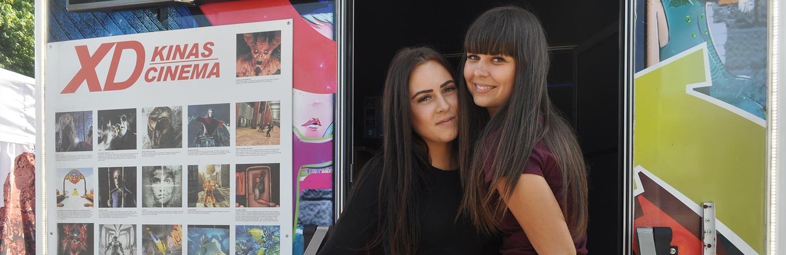 Gabija Daugėlaitė (20) ir Simona Stonkutė (19) – merginos iš Klaipėdos, dirba pačioje judriausioje Palangos gatvėje. Autorės nuotr.