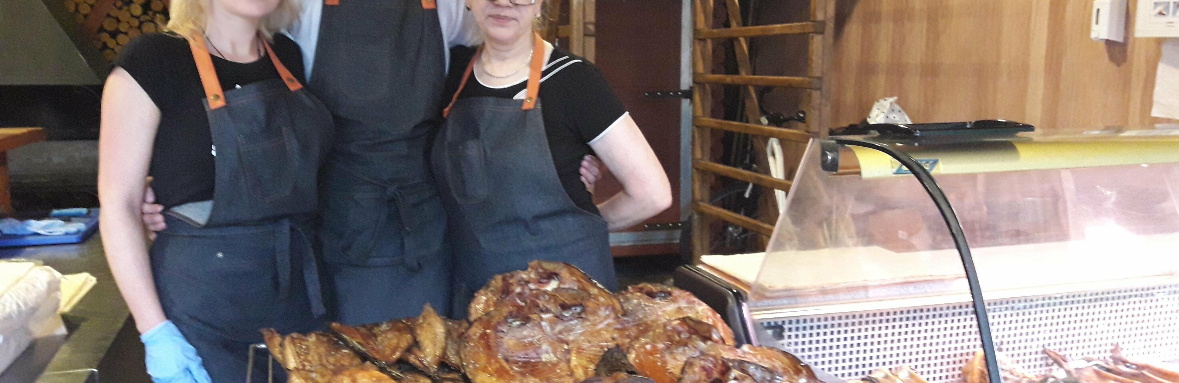 Vaido rūkyklos kolektyvas nepagailės patarimų, kaip geriausiai vežt... Vaido rūkyklos kolektyvas nepagailės patarimų, kaip geriausiai vežti žuvį savo artimiems žmonėms, netgi į užsienį. „V.P.“ nuotr.