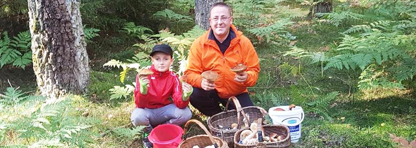 Popiet į miškus nukakę du Vaitkai – jaunesnis ir vyresnis – grybavo vos keturias valandas, bet laimikiu liko patenkinti. „V.P.“ nuotr.