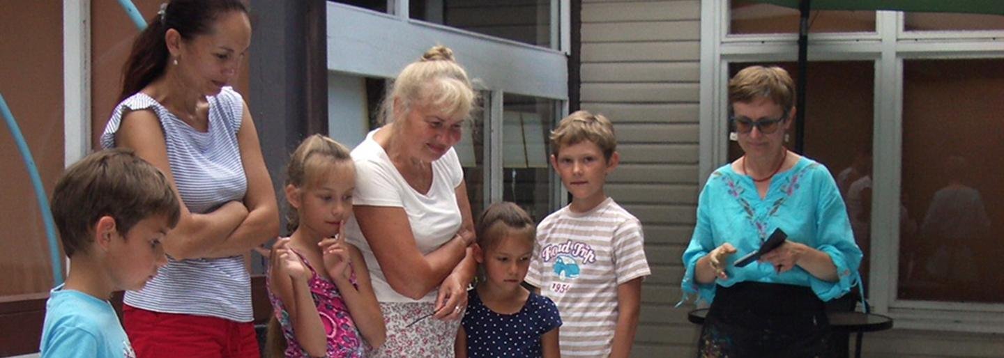 Bendruomeniniuose šeimos namuose surengta ir nemažai tematinių sava... Bendruomeniniuose šeimos namuose surengta ir nemažai tematinių savaitgalių, kuriose šeimoms buvo surengtos kūrybinės dirbtuvės. Organizatorių nuotr.