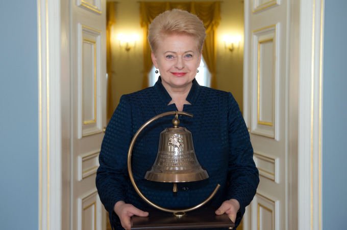 Prezidentė popiežiui Pranciškui dovanos Laisvės varpą