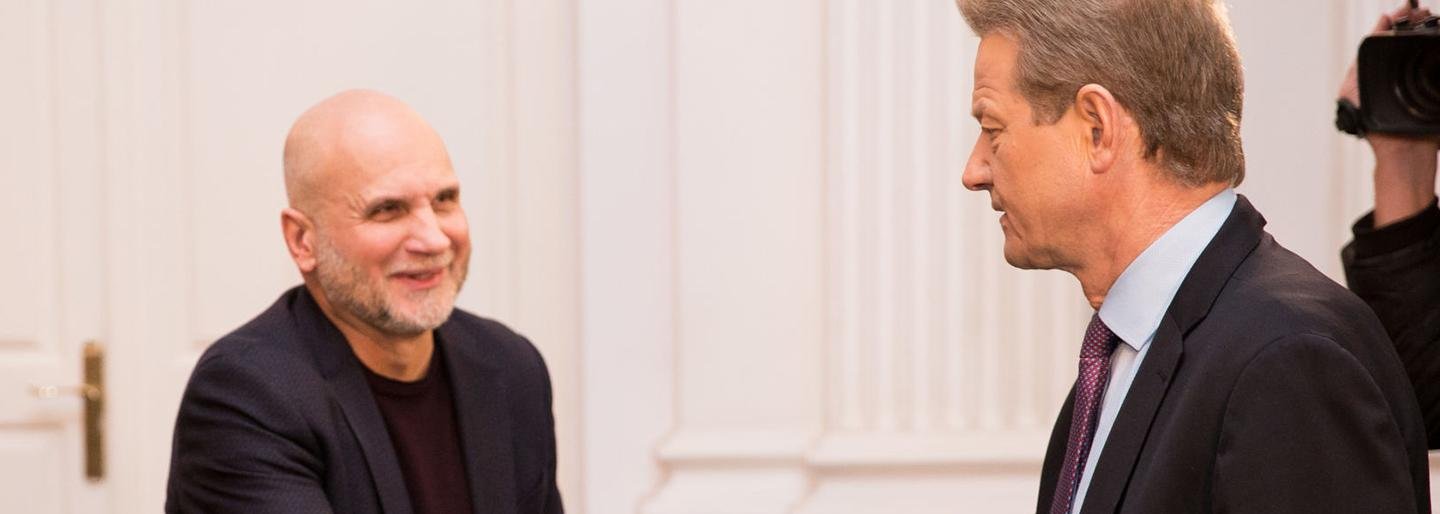 Keičiamas kaltinimas: R.Paksas kyšį iš G.Vainausko ėmė ne tik sau,... Keičiamas kaltinimas: R.Paksas kyšį iš G.Vainausko ėmė ne tik sau, bet ir „Tvarkai ir teisingumui“
