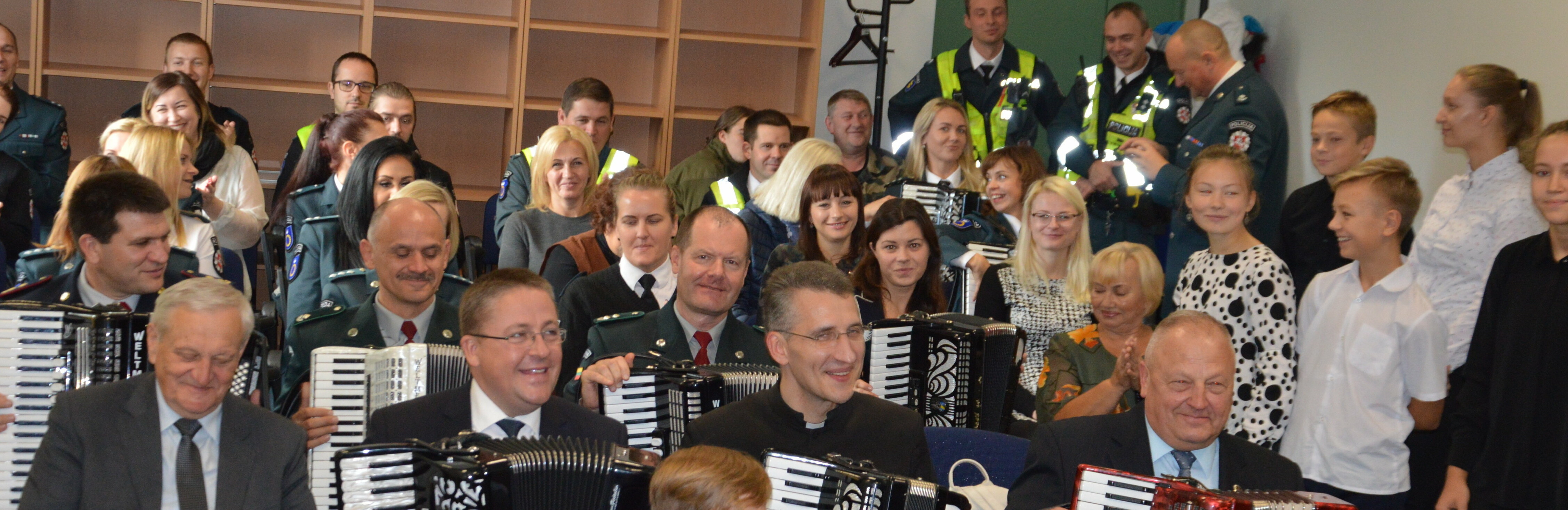 Į Angelų sargų šventę atvykę moksleiviai muzikuoti priprašė ir miesto vadovą bei pareigūnus