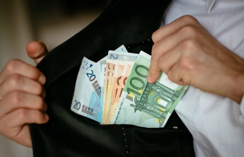 Lietuva matuojasi 430 eurų minimalią algą